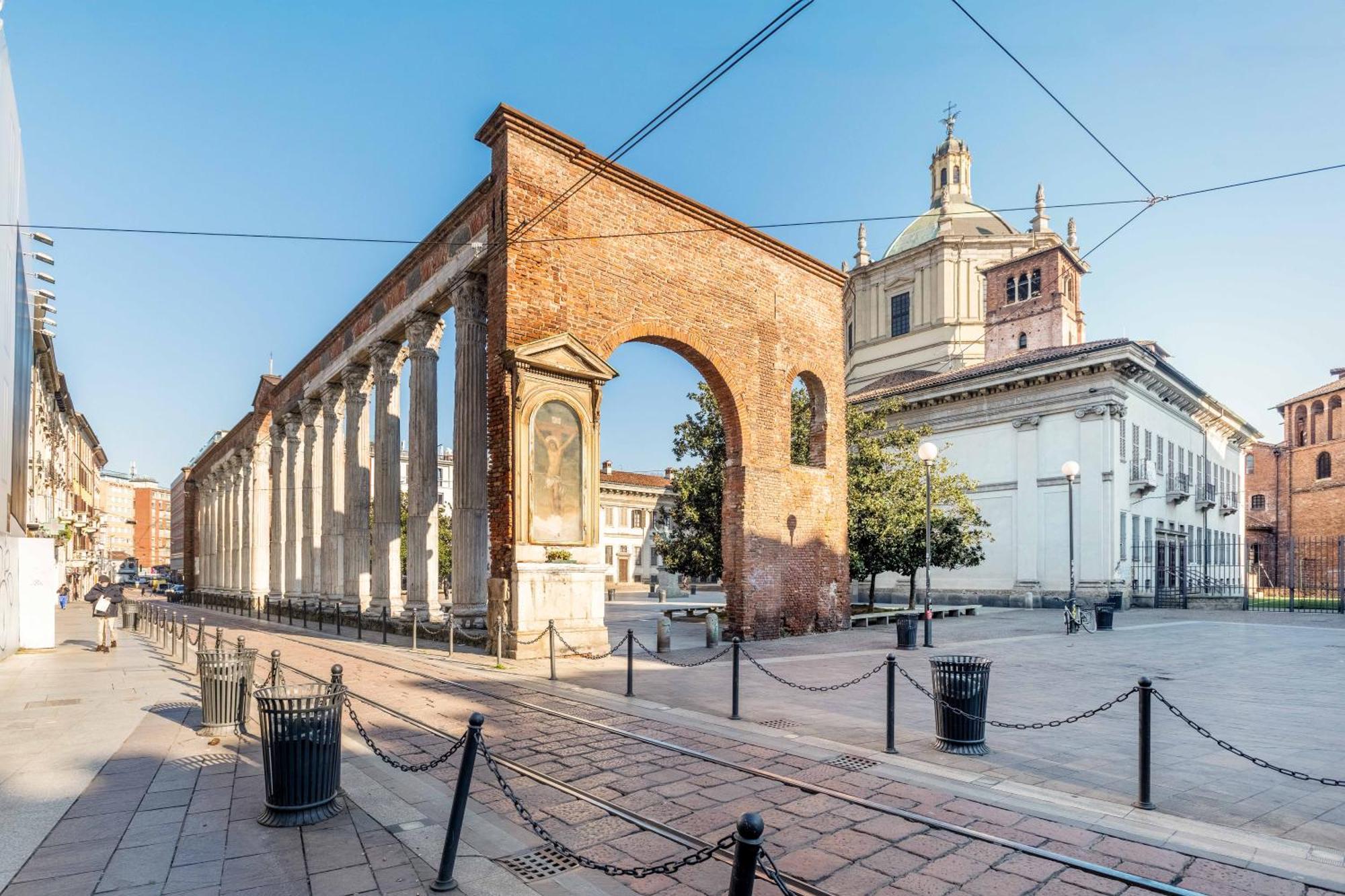 One Bedroom Apartment With Terrace Near Duomo Милано Екстериор снимка